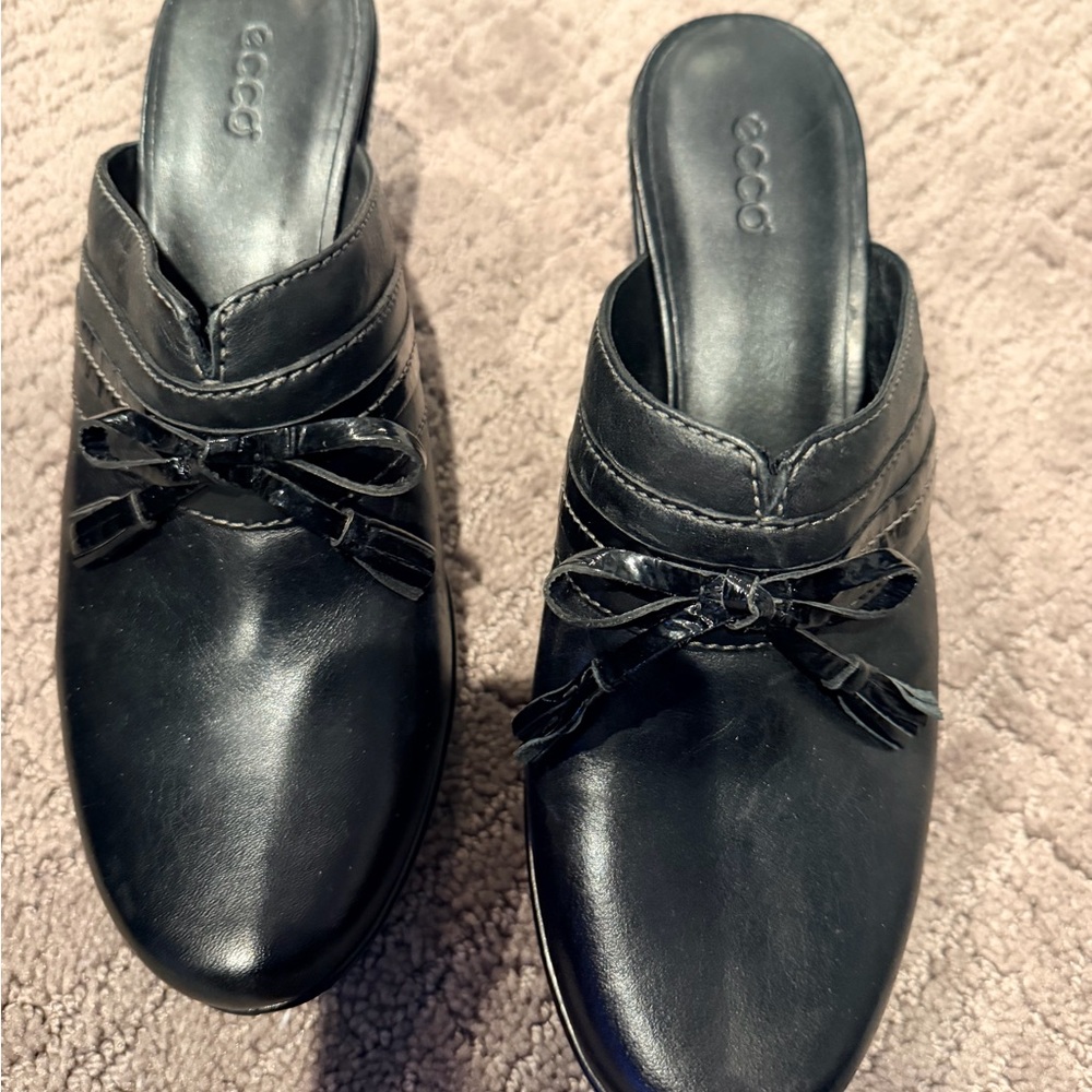 Ecco Black Leather Slip-On Mules with Tassel Bow Detail